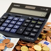 Räknar ut skatt på pokervinster på miniräknare